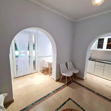 Ferienhaus Cozy Retreat With Terrace In Golem Golem (Tirana)